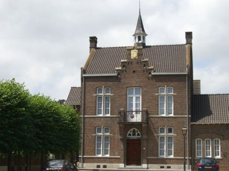 Stevensweert NL : Jan van Steffeswertplein, Streekmuseum ( ehem. Rathaus ), Historischer Ortskern
